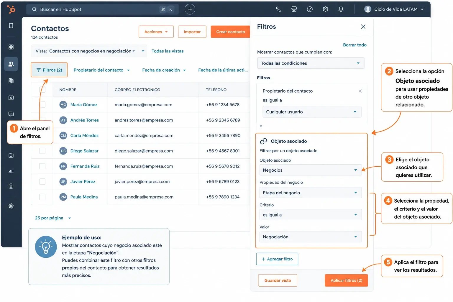 Captura anotada del panel de filtros de HubSpot que muestra cómo seleccionar un objeto asociado y utilizar sus propiedades para filtrar contactos, empresas o negocios directamente desde el CRM.